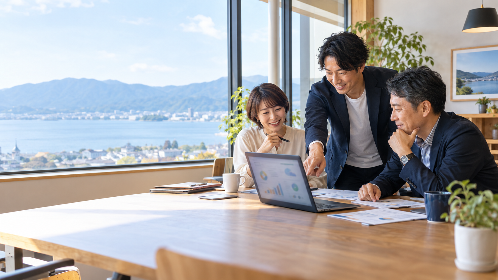 琵琶湖を望むオフィスでWeb集客と業務改善に取り組む中小企業のチーム